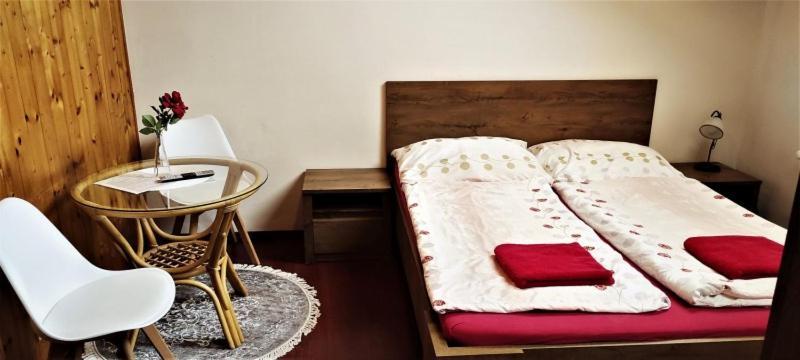 U Certa Hotel Čerčany Bagian luar foto